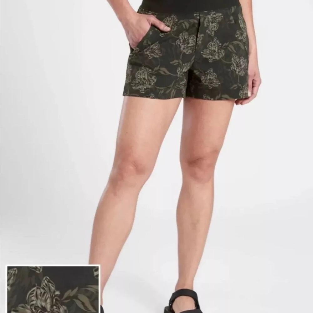 Athleta Trekkie North Printed Shorts Size 2 Green Floral Zipper Pockets